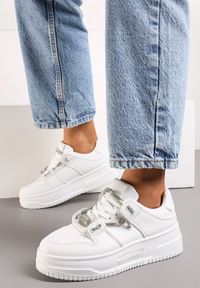 Renee - Białe Sneakersy na Platformie Ozdobione Cyrkoniami Uraians. Kolor: biały. Wzór: aplikacja. Obcas: na platformie #3