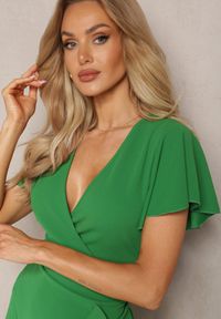 Renee - Zielona Mini Sukienka o Dopasowanym Kroju z Kopertową Górą i Falbanką Haliari. Kolor: zielony. Typ sukienki: kopertowe. Długość: mini #3