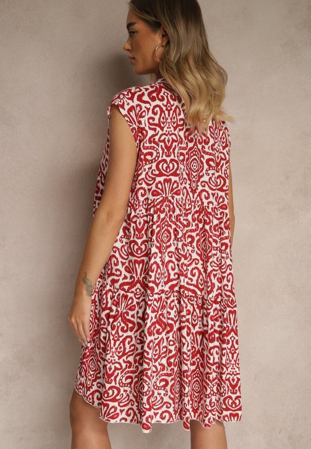 Renee - Czerwona Rozkloszowana Sukienka z Bawełny o Fasonie Oversize Liranda. Typ kołnierza: dekolt w kształcie V. Kolor: czerwony. Materiał: bawełna. Wzór: aplikacja. Typ sukienki: oversize