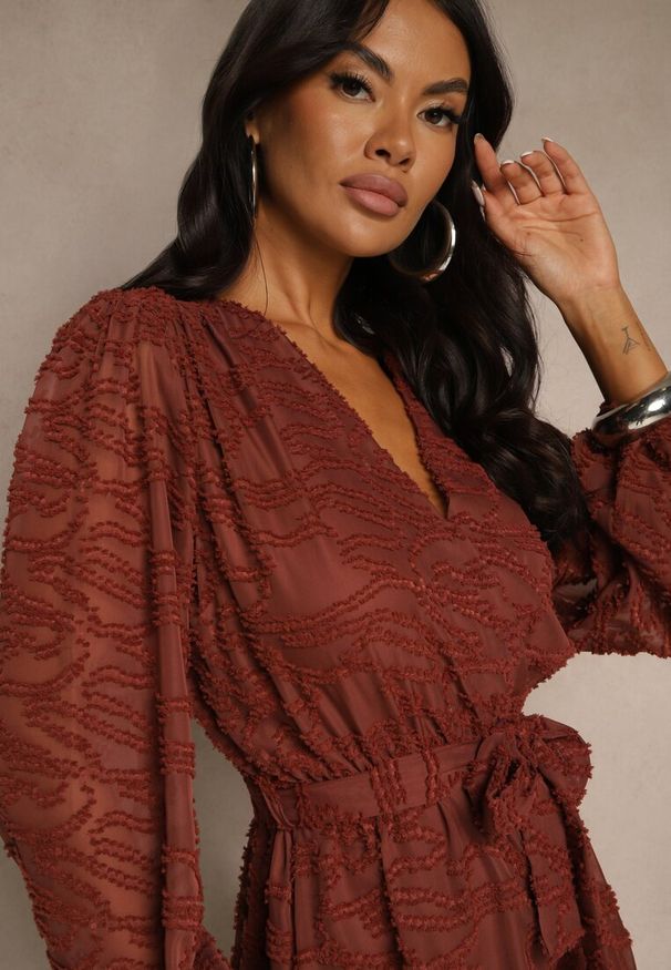 Renee - Brązowy Siateczkowy Kombinezon z Wiązanym Paskiem i Krótkimi Nogawkami Zenelle. Okazja: na co dzień. Kolor: brązowy. Długość: krótkie. Styl: casual