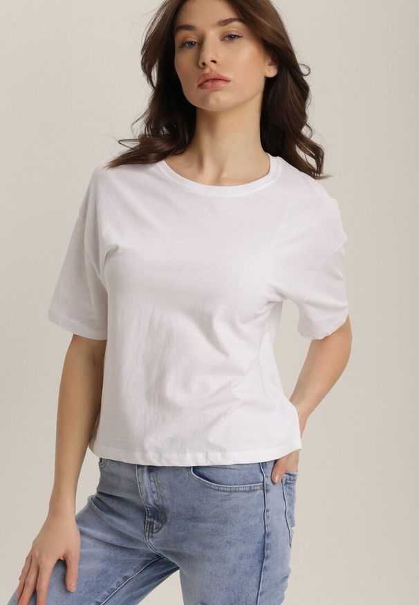 Renee - Biały T-shirt Trafaren. Kolor: biały. Materiał: bawełna, dzianina. Długość rękawa: krótki rękaw. Długość: krótkie. Styl: klasyczny