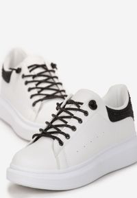 Born2be - Biało-Czarne Sneakersy Naimasa. Nosek buta: okrągły. Kolor: biały. Materiał: skóra ekologiczna. Szerokość cholewki: normalna. Wzór: jednolity, gładki #2
