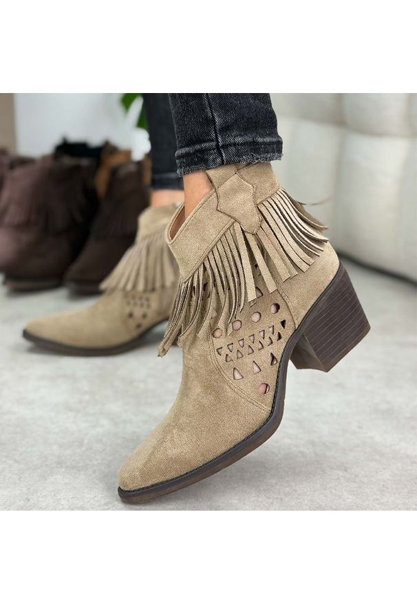 Beżowe kowbojki damskie M.Daszyński Sa261-13. Okazja: na co dzień. Kolor: beżowy. Materiał: zamsz. Szerokość cholewki: normalna. Sezon: wiosna, jesień, lato. Obcas: na obcasie. Styl: casual, elegancki, boho, klasyczny. Wysokość obcasa: średni