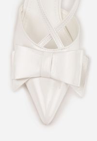 Renee - Białe Szpilki VICES z Aplikacją w Kształcie Kokardy Evithe. Kolor: biały. Wzór: aplikacja. Obcas: na szpilce. Styl: elegancki. Wysokość obcasa: średni #2