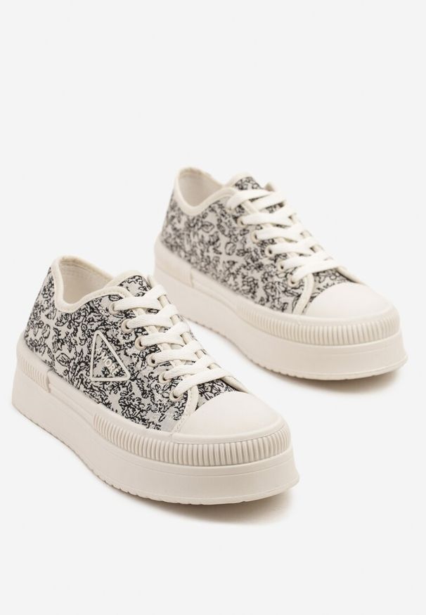 Renee - Beżowo-Czarne Trampki na Podwójnej Podeszwie z Ozdobnym Znaczkiem na Cholewce Alivrelia. Kolor: beżowy. Szerokość cholewki: normalna