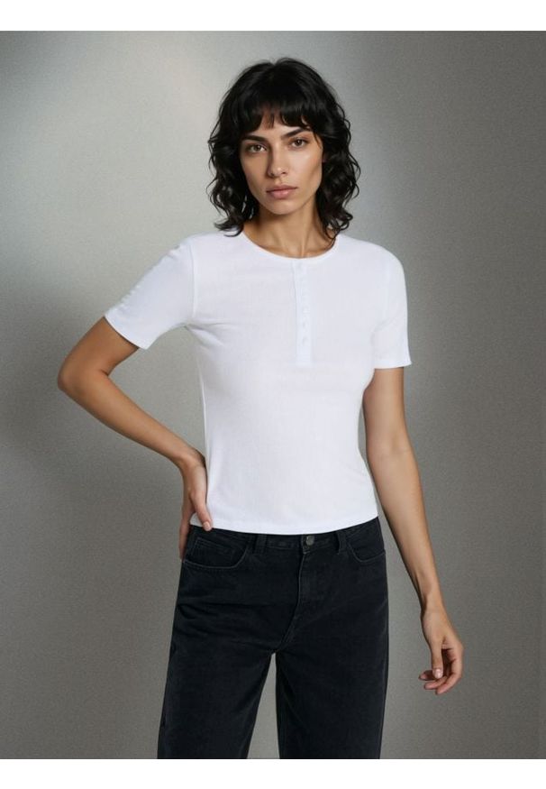 Sinsay - Prążkowana bluzka z wiskozy - biały. Kolor: biały. Materiał: prążkowany, wiskoza