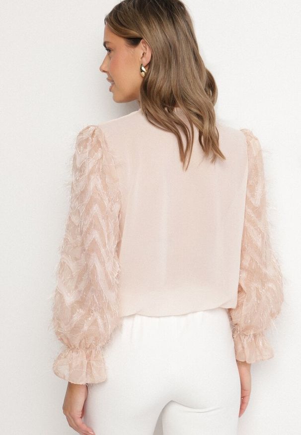 Born2be - Beżowa Bluzka z Kopertowym Dekoltem i Metaliczną Nicią Friliene. Kolor: beżowy. Styl: elegancki