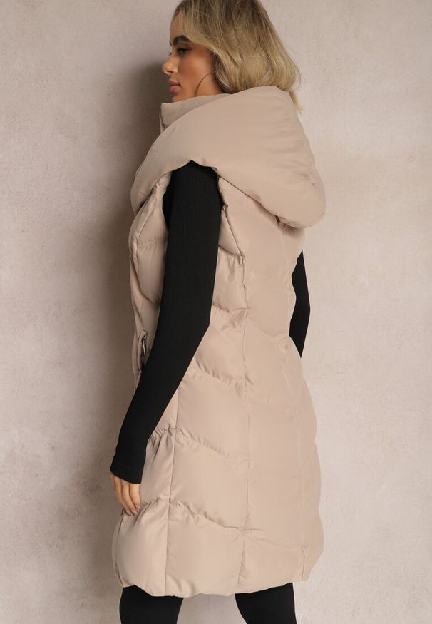 Renee - Beżowa Pikowana Kamizelka z Kapturem Roobani. Typ kołnierza: kaptur. Kolor: beżowy. Materiał: futro. Długość: długie. Wzór: aplikacja. Styl: elegancki