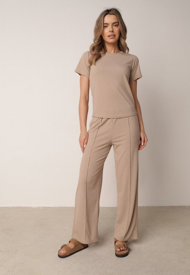 Born2be - Beżowe Szerokie Spodnie z Prążkowanej Tkaniny z Wysokim Stanem Sarora. Okazja: na co dzień. Stan: podwyższony. Kolor: beżowy. Materiał: tkanina, prążkowany. Wzór: prążki. Styl: casual