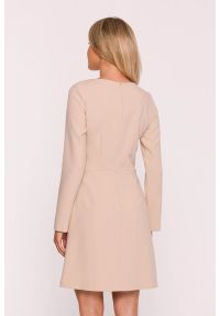 Stylove - Elegancka sukienka trapezowa z patkami w talii beżowa. Okazja: na spotkanie biznesowe, do pracy. Kolor: niebieski, beżowy. Typ sukienki: trapezowe. Styl: elegancki #3