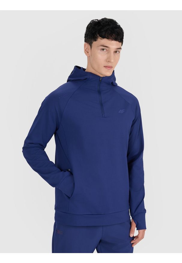 4f - 4F Bluza treningowa nierozpinana z kapturem męska 4F x Robert Lewandowski - granatowa S. Okazja: na co dzień. Typ kołnierza: kaptur. Kolor: niebieski. Materiał: dzianina, włókno, syntetyk, materiał, elastan. Długość rękawa: raglanowy rękaw. Wzór: gładki, ze splotem. Styl: klasyczny, sportowy, casual. Sport: fitness