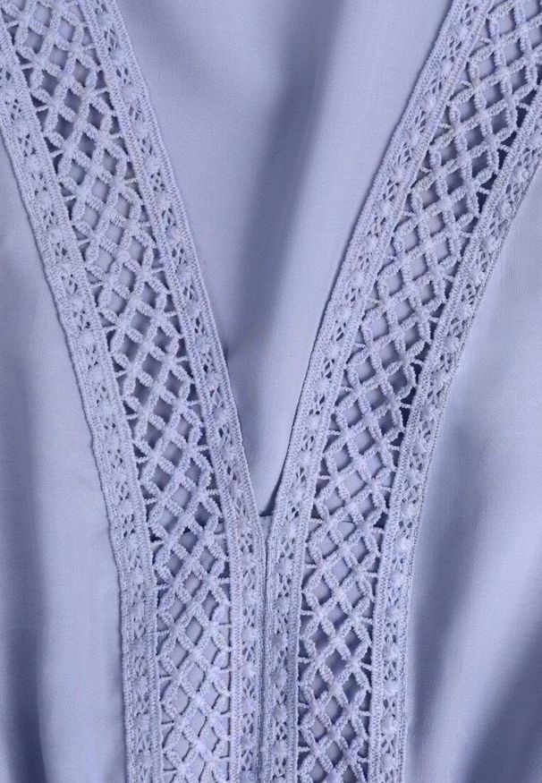 Renee - Jasnoniebieska Rozkloszowana Sukienka Maxi z Gumką w Talii i Koronkowym Dekoltem Cheteia. Kolor: niebieski. Materiał: koronka. Sezon: wiosna, lato. Długość: maxi