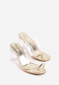 Renee - Złote Klapki z Ozdobą na Duży Palec z Transparentnymi Elementami Wylinney. Kolor: złoty. Materiał: jeans. Wzór: aplikacja. Sezon: lato. Styl: elegancki #9