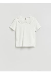 Reserved - Bluzka z ozdobnym kołnierzem - biały. Kolor: biały. Materiał: dzianina. Wzór: gładki. Styl: klasyczny #1