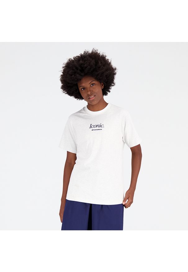 Koszulka damska New Balance WT31551SAH – szara. Kolor: szary. Materiał: materiał, bawełna. Długość rękawa: krótki rękaw. Długość: krótkie. Wzór: napisy