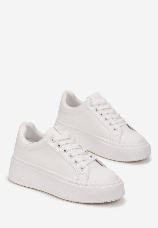Born2be - Białe Sneakersy na Platformie Berdolina. Okazja: na co dzień. Kolor: biały. Materiał: jeans. Obcas: na platformie