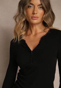 Renee - Czarna Bluzka z Wiskozą Guzikami i Koronkową Lamówką Modvira. Kolor: czarny. Materiał: wiskoza, koronka. Długość rękawa: długi rękaw. Wzór: koronka