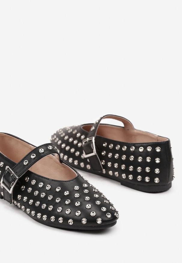 Renee - Czarne Balerinki z Ćwiekami Allover i Zapięciem na Sprzączkę Irilane. Okazja: na co dzień. Zapięcie: sprzączka. Kolor: czarny. Wzór: aplikacja. Obcas: na płaskiej podeszwie. Styl: rockowy, casual, street, elegancki