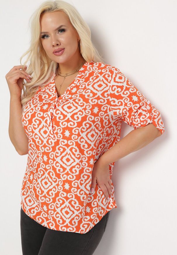 Born2be - Pomarańczowo-Biała Wiskozowa Bluzka Zapinana na Guziki w Geometryczny Print Perita. Kolor: pomarańczowy. Materiał: wiskoza. Wzór: geometria, nadruk. Sezon: lato