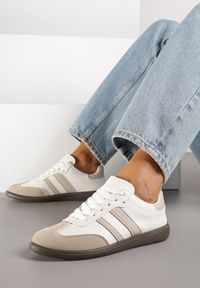Born2be - Beżowo-Białe Płaskie Sneakersy Ozdobione Paskami Glaria. Nosek buta: okrągły. Zapięcie: pasek. Kolor: beżowy. Wzór: aplikacja. Obcas: na obcasie. Wysokość obcasa: niski