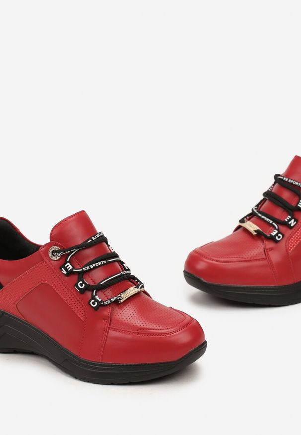 Renee - Czerwone Sneakersy ze Skórzaną Wkładką Ozdobione Napisami na Koturnie Dorvalia. Okazja: na spacer. Kolor: czerwony. Materiał: skóra. Wzór: aplikacja, napisy. Obcas: na koturnie. Sport: turystyka piesza