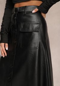 Renee - Czarna Rozkloszowana Spódnica Midi z Imitacji Skóry z Kieszeniami z Klapą i Guzikami Maronna. Kolor: czarny. Materiał: skóra #4