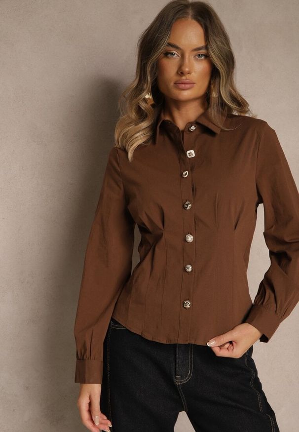 Renee - Brązowa Bawełniana Koszula o Kroju Hourglass z Eleganckimi Guzikami Galiandia. Okazja: na co dzień. Kolor: brązowy. Materiał: bawełna. Długość rękawa: długi rękaw. Długość: długie. Styl: elegancki