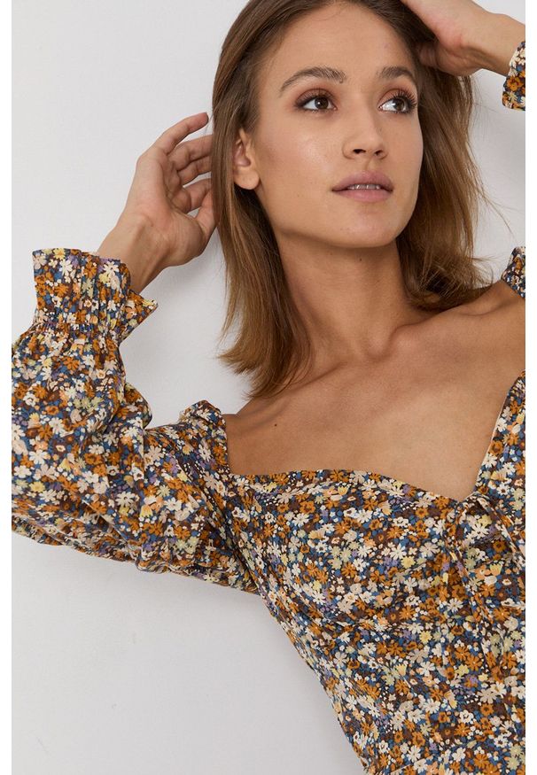 BARDOT - Bardot Sukienka mini prosta. Okazja: na co dzień. Materiał: tkanina. Długość rękawa: długi rękaw. Typ sukienki: proste. Styl: casual. Długość: mini