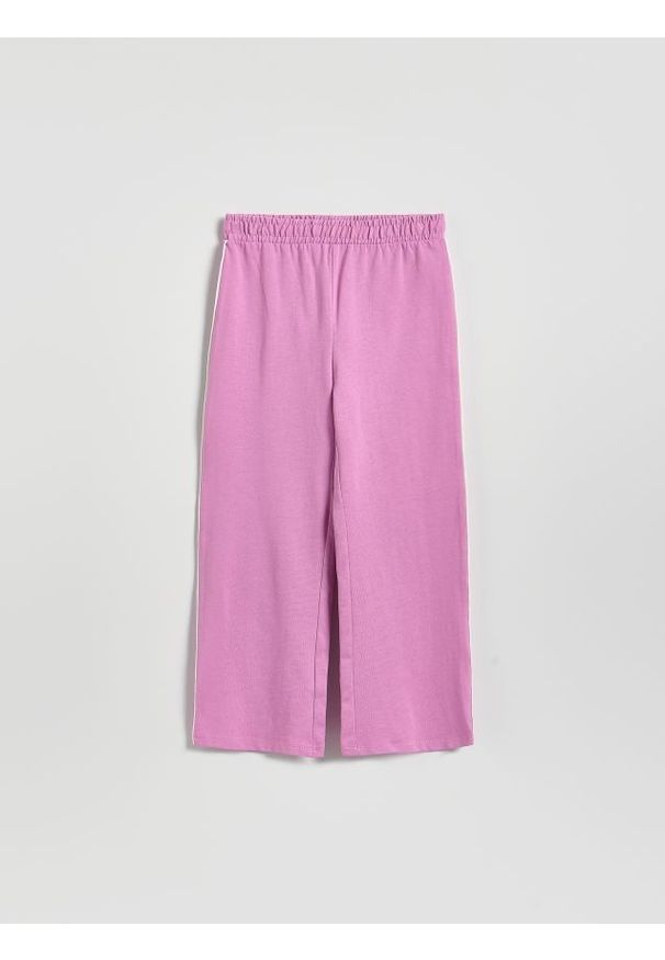 Reserved - Spodnie dresowe z lampasem - fioletowy. Kolor: fioletowy. Materiał: dresówka