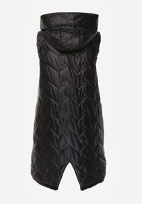 Renee - Czarna Długa Pikowana Kamizelka z Kapturem i Ozdobną Naszywką Mentape. Typ kołnierza: kaptur. Kolor: czarny. Długość: długie. Wzór: aplikacja. Styl: sportowy #5