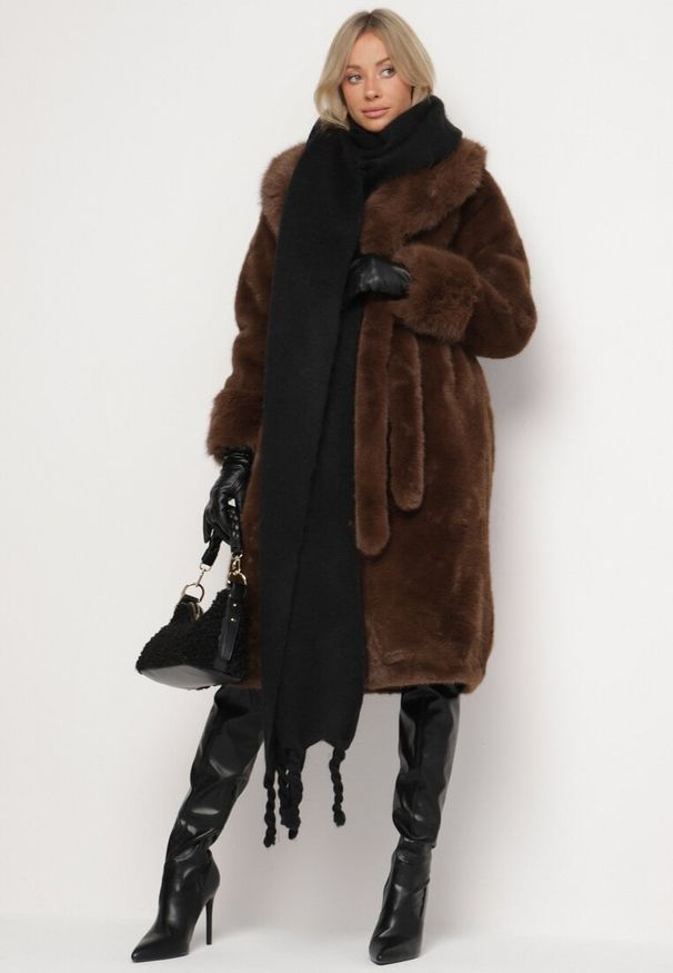 Born2be - Brązowy Futerkowy Płaszcz z Szerokim Kołnierzem i Mankietami z Wiązanym Paskiem Viaruna. Okazja: na co dzień, na imprezę. Kolor: brązowy. Materiał: dzianina. Długość rękawa: długi rękaw. Długość: długie. Styl: casual, elegancki