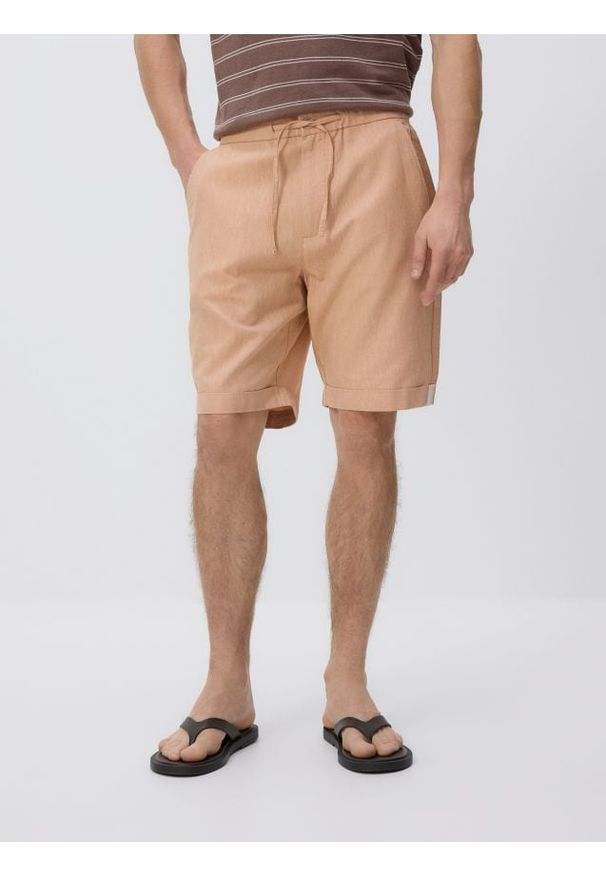 Reserved - Szorty regular z dodatkiem lnu - jasnopomarańczowy. Kolor: pomarańczowy. Materiał: len