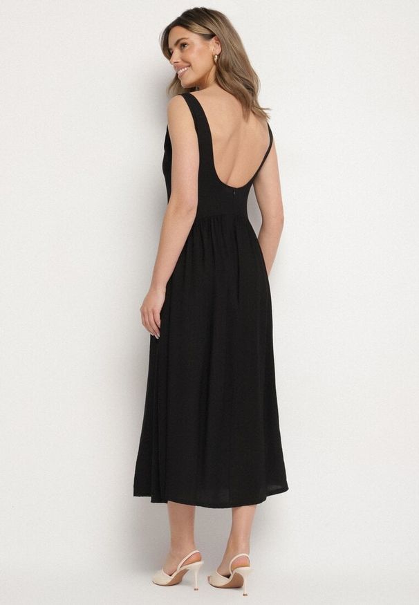 Born2be - Czarna Wiskozowa Sukienka o Rozkloszowanym Kroju Milareina. Okazja: na co dzień. Kolor: czarny. Materiał: wiskoza. Długość rękawa: długi rękaw. Wzór: aplikacja. Typ sukienki: rozkloszowane. Styl: casual, elegancki