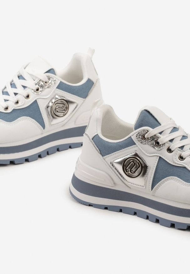 Born2be - Biało-Niebieskie Sneakersy z Imitacji Skóry ze Sznurowaniami i Aplikacją Obinaria. Okazja: na spacer. Nosek buta: okrągły. Zapięcie: sznurówki. Kolor: biały. Wzór: aplikacja. Materiał: skóra. Obcas: na obcasie. Wysokość obcasa: niski. Sport: turystyka piesza