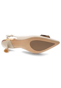 Czółenka damskie S.Barski, slingback ze skóry naturalnej z ozdobną aplikacją dekoracyjnym obcasem i regulowanym paskiem, beżowe, LZ61-2006. Zapięcie: pasek. Kolor: brązowy. Materiał: skóra. Wzór: aplikacja. Obcas: na obcasie. Wysokość obcasa: średni #6