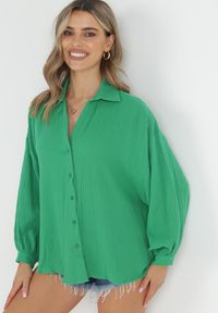 Born2be - Zielona Bawełniana Koszula Oversize z Szerokimi Rękawami Melillia. Okazja: na co dzień. Kolor: zielony. Materiał: bawełna. Styl: casual