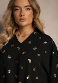 Renee - Czarna Bluzka z Kołnierzykiem i Metalicznym Wzorem Nonelle. Okazja: na co dzień. Typ kołnierza: dekolt w kształcie V. Kolor: czarny. Styl: elegancki, casual #3