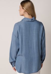 Born2be - Niebieska Koszula Jeansowa z Bawełną Ozdobiona Kieszonką Koreti. Okazja: na co dzień. Kolor: niebieski. Materiał: jeans, bawełna. Wzór: aplikacja. Styl: casual, klasyczny, elegancki #5