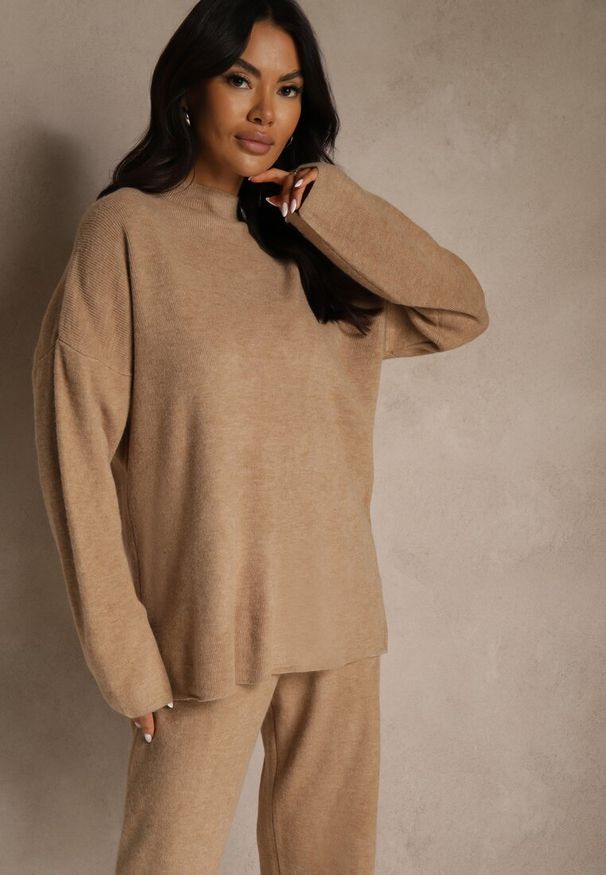 Renee - Ciemnobeżowy Dzianinowy Komplet z Wełną w Warkoczowy Splot Spodnie i Sweter Reinette. Kolor: beżowy. Materiał: dzianina, wełna. Wzór: ze splotem