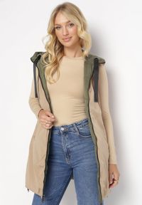 Born2be - Zielona Pikowana Kamizelka Dwustronna z Kapturem Essata. Okazja: na co dzień, na spacer. Typ kołnierza: kaptur. Kolor: zielony. Materiał: jeans. Wzór: gładki. Styl: klasyczny, sportowy, casual