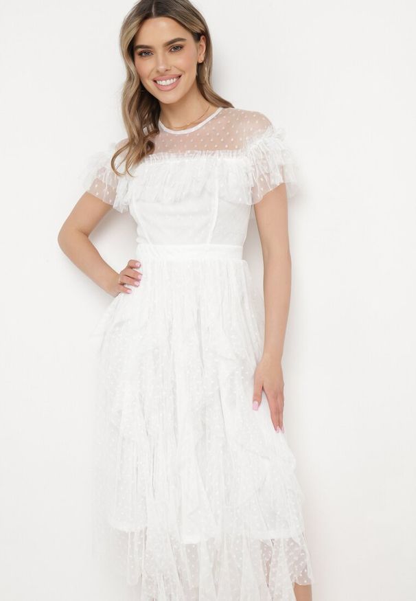 Born2be - Biała Sukienka z Przezroczystego Materiału Rozkloszowana Ozdobiona Koronką Pela. Okazja: na co dzień. Kolor: biały. Materiał: koronka, materiał. Długość rękawa: krótki rękaw. Wzór: koronka, aplikacja. Typ sukienki: rozkloszowane, proste. Styl: klasyczny, casual