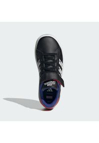Buty Adidas Marvel Grand Court Spider-Man Kids. Kolor: biały, wielokolorowy, niebieski, czarny. Materiał: materiał. Wzór: motyw z bajki
