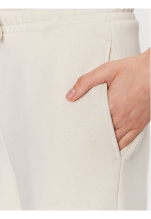 Calvin Klein Jeans Spodnie dresowe J20J221296 Écru Relaxed Fit. Materiał: dresówka, syntetyk