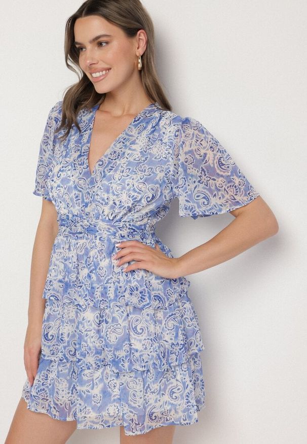 Born2be - Niebieska Sukienka z Falbanami i Abstrakcyjnym Wzorem Rinasea. Okazja: na co dzień. Typ kołnierza: dekolt w kształcie V. Kolor: niebieski. Materiał: jeans. Styl: casual, elegancki, klasyczny