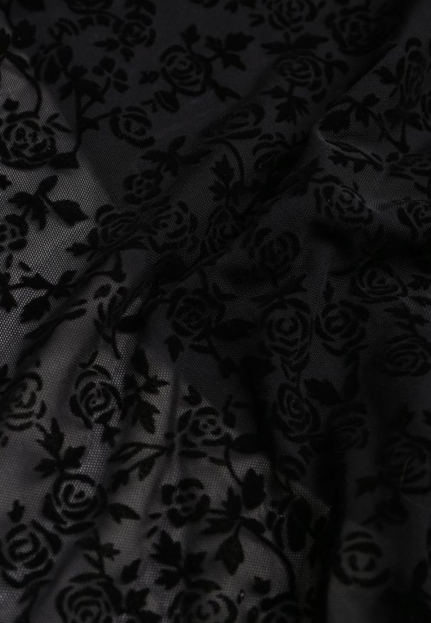 Born2be - Czarna Dopasowana Sukienka Koktajlowa z Wiskozą z Welurowym Wzorem Kwiatów Alerre. Okazja: na co dzień. Kolor: czarny. Materiał: wiskoza, welur. Długość rękawa: na ramiączkach. Wzór: kwiaty. Styl: wizytowy