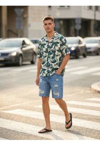 Sinsay - Szorty jeansowe z przetarciami - niebieski. Kolor: niebieski