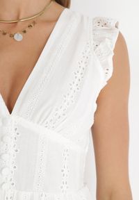 Born2be - Biała Sukienka Agniga. Typ kołnierza: kołnierz z falbankami, dekolt w kształcie V. Kolor: biały. Materiał: bawełna, materiał, koronka. Wzór: haft, koronka. Długość: mini #4