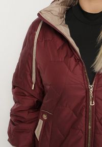 Born2be - Czerwona Pikowana Kurtka z Kapturem i Przedłużonym Tyłem Tulunia. Okazja: na spacer. Typ kołnierza: kaptur. Kolekcja: plus size. Kolor: czerwony. Materiał: jeans. Wzór: aplikacja. Styl: elegancki #3
