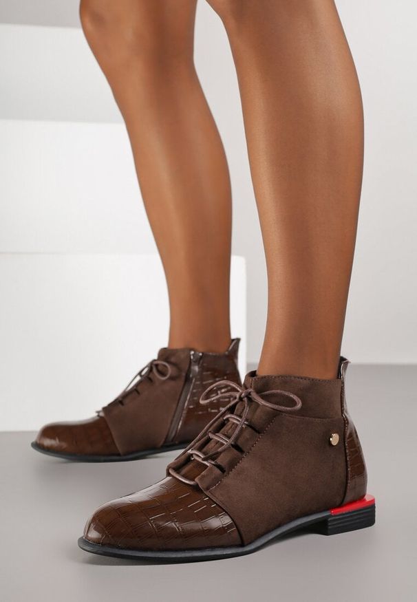 Renee - Brązowe Botki Lakierowane Vices Ozdobione Tłoczeniem Uzvila. Okazja: na co dzień. Kolor: brązowy. Materiał: lakier. Wzór: aplikacja. Styl: elegancki, casual, street