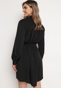 Born2be - Czarna Sukienka Koszulowa z Wiązanym Paskiem Bufiastymi Rękawami Blemianna. Okazja: na co dzień, na spotkanie biznesowe. Kolor: czarny. Typ sukienki: koszulowe. Styl: biznesowy, casual #7